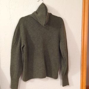 Hunter green Banana Republic turtleneck sweater